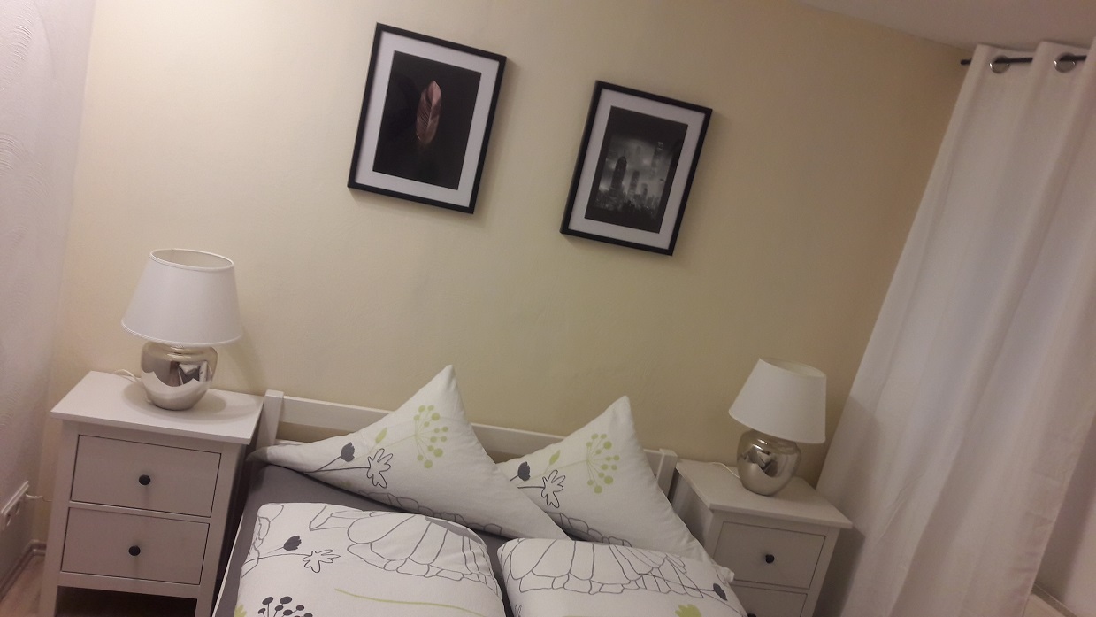 Das zweite Schlafzimmer mit Doppelbett und Kommode